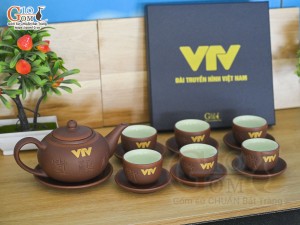 Bộ ấm chén dáng tống nâu khắc Phúc Lộc Thọ kẻ chỉ đỏ in logo VTV, 350ml