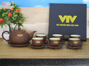 Bộ ấm chén dáng tống nâu khắc Phúc Lộc Thọ kẻ chỉ đỏ in logo VTV, 350ml