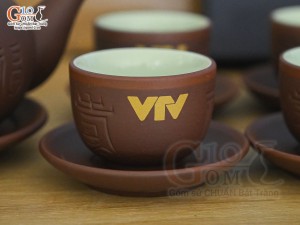Bộ ấm chén dáng tống nâu khắc Phúc Lộc Thọ kẻ chỉ đỏ in logo VTV, 350ml