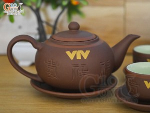 Bộ ấm chén dáng tống nâu khắc Phúc Lộc Thọ kẻ chỉ đỏ in logo VTV, 350ml