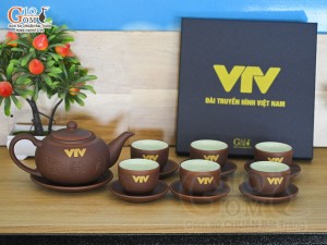 Bộ ấm chén dáng tống nâu khắc Phúc Lộc Thọ kẻ chỉ đỏ in logo VTV, 350ml