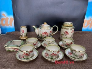 Bộ ấm chén dáng trái đào men vuốt vẽ hoa sen đỏ bọc viền đồng, 500ml