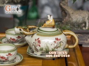 Bộ ấm chén dáng trâu men vuốt, vẽ sen, 350ml