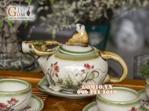 Bộ ấm chén dáng trâu men vuốt, vẽ sen, đầy đủ phụ kiện 500ml