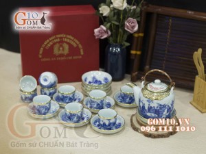 Bộ ấm chén dáng vại men lam cổ vẽ Trúc Lâm Thất Hiền bọc đồng - in logo