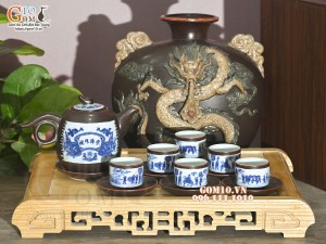 Bộ ấm chén dáng vại men nâu chỉ đỏ cảnh Vinh Quy Bái Tổ, 600ml