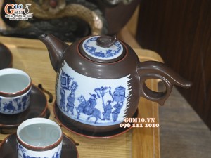 Bộ ấm chén dáng vại men nâu chỉ đỏ cảnh Vinh Quy Bái Tổ, 600ml