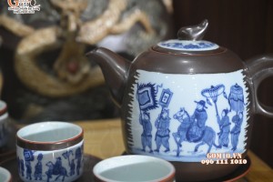 Bộ ấm chén dáng vại men nâu chỉ đỏ cảnh Vinh Quy Bái Tổ, 600ml