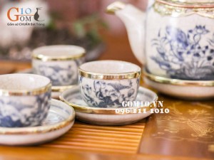 Bộ ấm chén dáng vại vẽ sen men rạn cổ bọc đồng