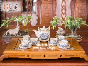 Bộ ấm chén dáng vại vẽ sen men rạn cổ bọc đồng