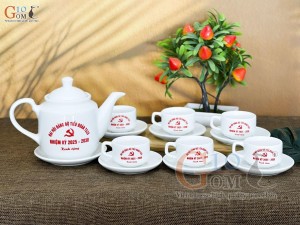 Bộ ấm chén dáng vuông cao men trắng, in logo quà tặng