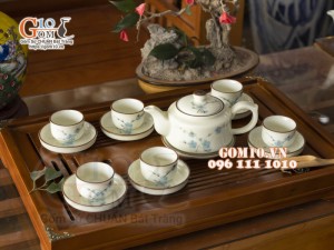 Bộ ấm chén dáng vuông dẹt men kem vẽ đào xanh 350ml