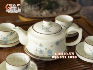 Bộ ấm chén dáng vuông dẹt men kem vẽ đào xanh 350ml