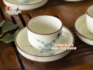 Bộ ấm chén dáng vuông dẹt men kem vẽ đào xanh 350ml