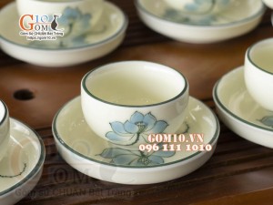 Bộ ấm chén dáng vuông dẹt men kem vẽ hoa Sen xanh, 350ml