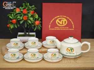 Bộ ấm chén dáng vuông dẹt men kem vẽ hoa Sen xanh in logo