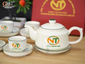 Bộ ấm chén dáng vuông dẹt men kem vẽ hoa Sen xanh in logo