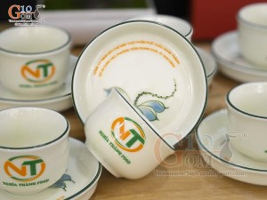 Bộ ấm chén dáng vuông dẹt men kem vẽ hoa Sen xanh in logo