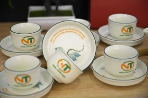 Bộ ấm chén dáng vuông dẹt men kem vẽ hoa Sen xanh in logo