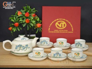 Bộ ấm chén dáng vuông dẹt men kem vẽ hoa Sen xanh in logo