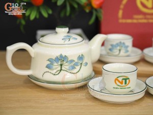 Bộ ấm chén dáng vuông dẹt men kem vẽ hoa Sen xanh in logo