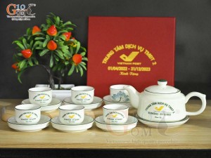Bộ ấm chén dáng vuông dẹt men kem vẽ hoa Sen xanh in logo