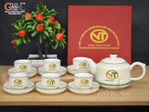 Bộ ấm chén dáng vuông dẹt men kem vẽ hoa Sen xanh in logo