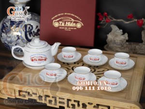 Bộ ấm chén dáng vuông dẹt men trắng kẻ chỉ vàng - in logo