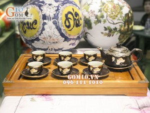 Bộ ấm chén dáng vuông khắc sen men nâu bọc đồng