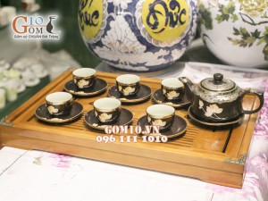 Bộ ấm chén dáng vuông khắc sen men nâu bọc đồng