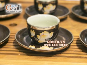 Bộ ấm chén dáng vuông khắc sen men nâu bọc đồng