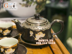 Bộ ấm chén dáng vuông khắc sen men nâu bọc đồng