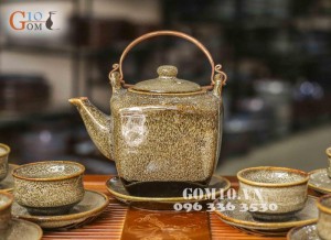 Bộ ấm chén dáng vuông men gấm vàng