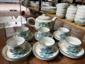 Bộ ấm chén dáng vuông men kem hoa sen xanh, 350ml in logo hàng dư