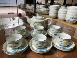 Bộ ấm chén dáng vuông men kem hoa sen xanh, 350ml in logo hàng dư