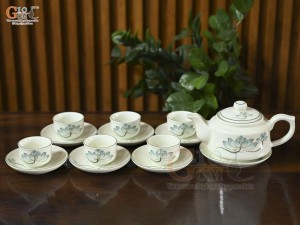 Bộ ấm chén dáng vuông men kem vẽ hoa sen xanh, 350ml