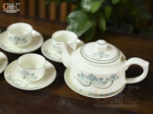 Bộ ấm chén dáng vuông men kem vẽ hoa sen xanh, 350ml