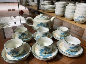 Bộ ấm chén dáng vuông men kem vẽ hoa sen xanh, 350ml in logo hàng dư