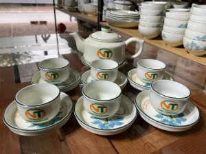 Bộ ấm chén dáng vuông men kem vẽ hoa sen xanh, 350ml in logo hàng dư