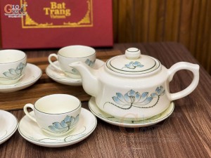 Bộ ấm chén dáng vuông men kem vẽ hoa Sen xanh, 350ml