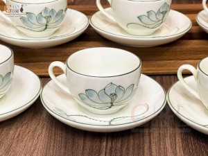 Bộ ấm chén dáng vuông men kem vẽ hoa Sen xanh, 350ml