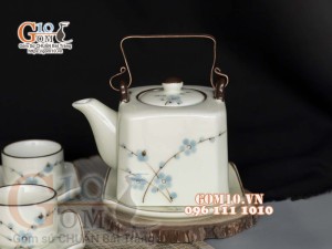 Bộ ấm chén dáng vuông quai đồng men kem vẽ Đào xanh, 350ml