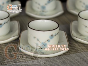 Bộ ấm chén dáng vuông quai đồng men kem vẽ Đào xanh, 350ml