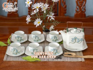 Bộ ấm chén dáng vuông quai đồng men kem vẽ sen xanh 350ml