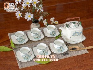 Bộ ấm chén dáng vuông quai đồng men kem vẽ sen xanh 350ml