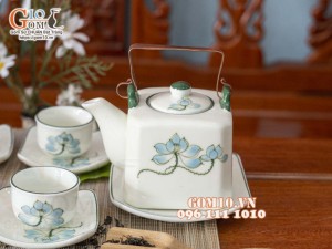 Bộ ấm chén dáng vuông quai đồng men kem vẽ sen xanh 350ml