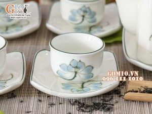 Bộ ấm chén dáng vuông quai đồng men kem vẽ sen xanh 350ml