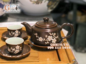 Bộ ấm chén dáng vuông vẽ hoa đào trắng, men nâu chỉ đỏ, đầy đủ phụ kiện