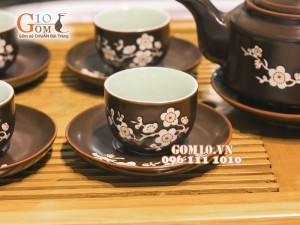 Bộ ấm chén dáng vuông vẽ hoa đào trắng, men nâu chỉ đỏ, đầy đủ phụ kiện
