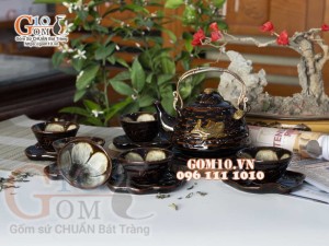 Bộ ấm chén dáng vuốt men hỏa biến đen khắc nổi Cá Chép Liên Hoa